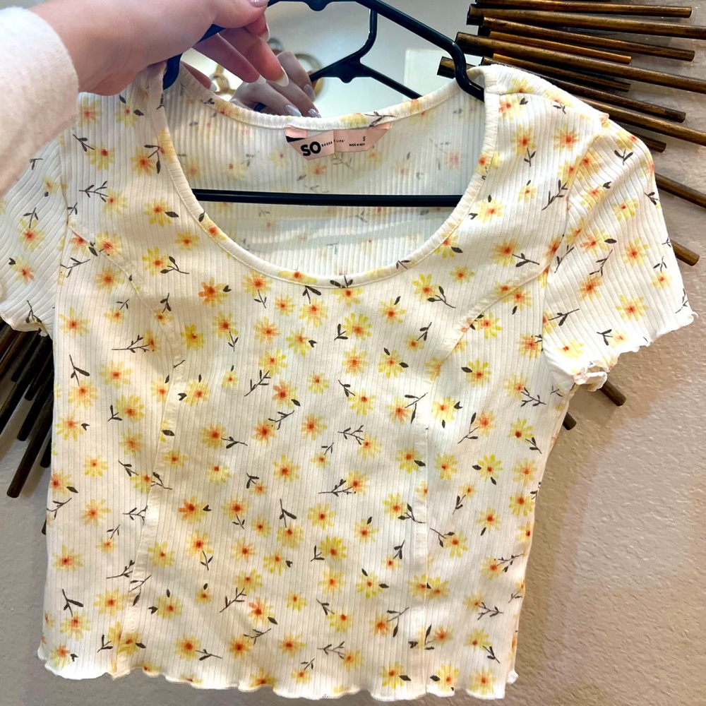 Cropped So floral white and yellow shirt size small